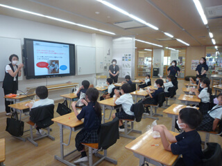 帝京大学小学校での出張授業の様子