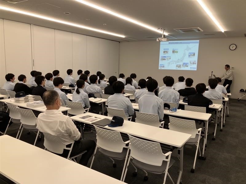 工場の概要説明の様子