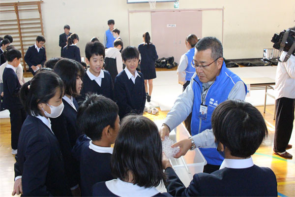 素材ごとの汚れ落ち体験の様子