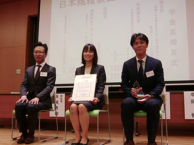 受賞者代表（左から、小淵、小松、中村）
