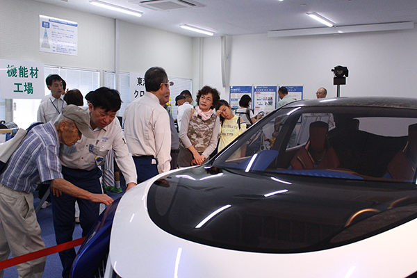 コンセプトカーを通じて当社の技術に触れる様子