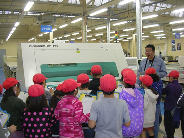 レーザー裁断機での作業実演