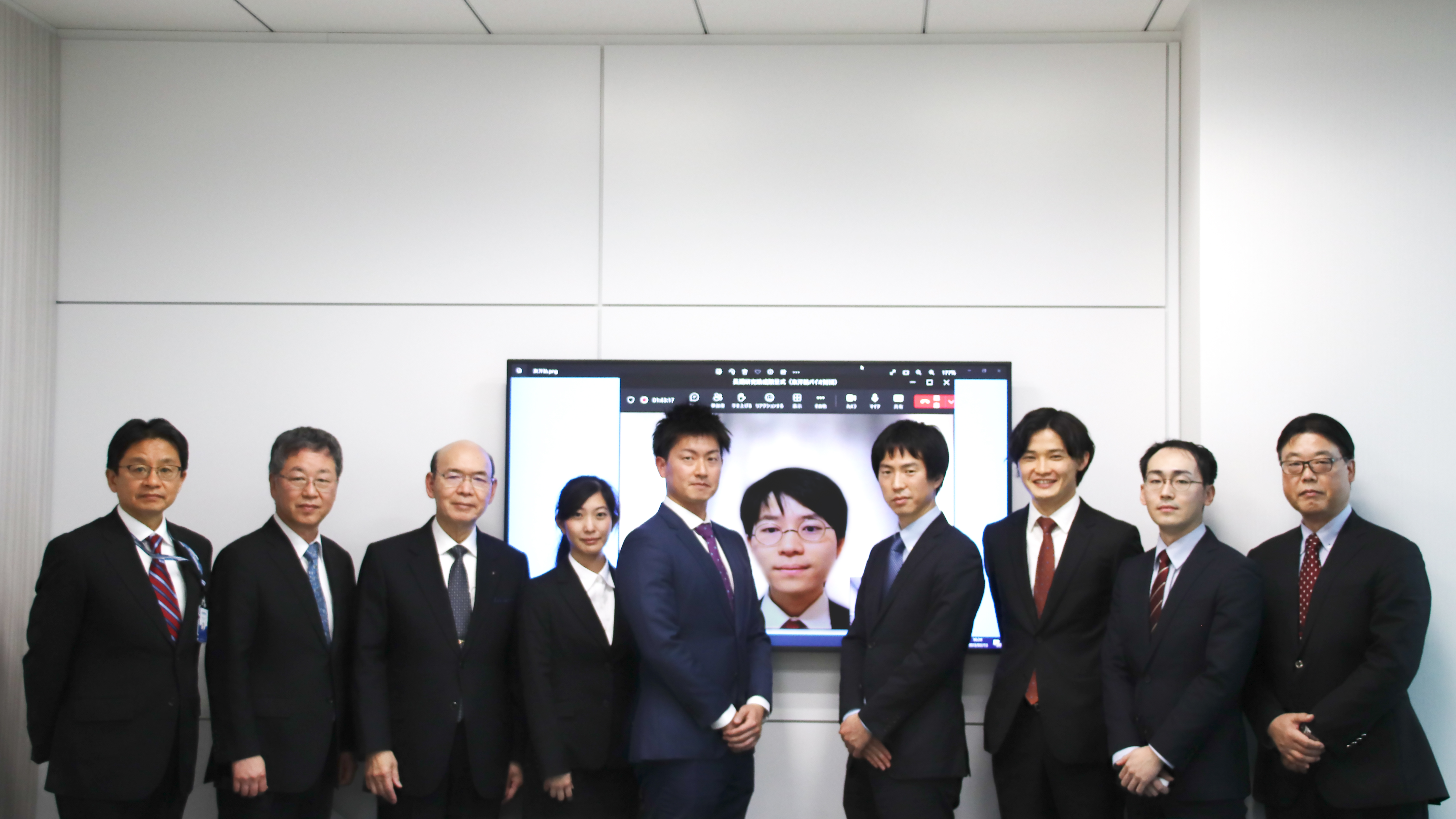  坂元理事長（左から3人目）、当財団関係者と受贈者の皆さんによる記念撮影