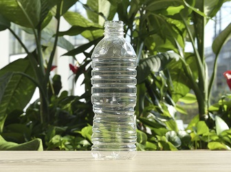 サントリーとアネロテック社が開発した植物由来原料100%使用ペットボトル（提供：サントリー）