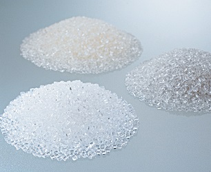 「TOYOBO GS Catalyst®」を使用して製造したPET樹脂（写真手前）