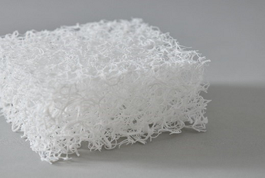 水平リサイクルが可能な三次元網状繊維構造体「ブレスエアー®」