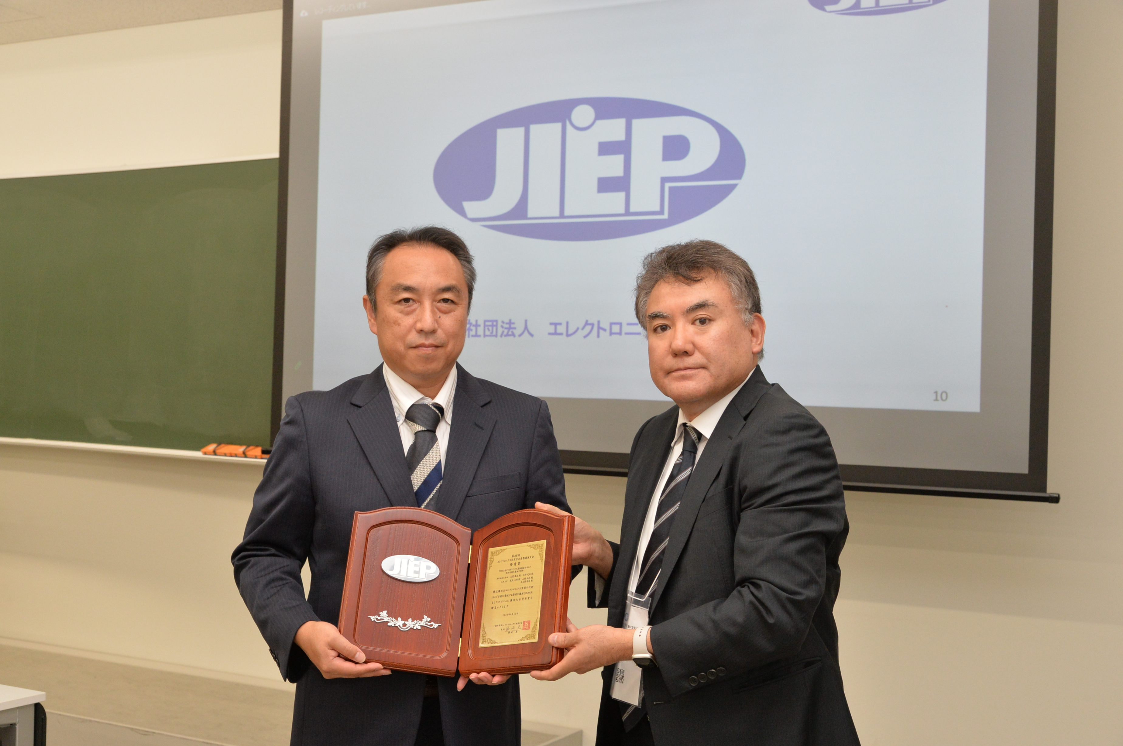 授賞式の様子左より東洋紡フイルム新事業開発総括部の土屋、エレクトロニクス実装学会の齊藤副会長